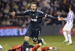 电子竞技app官方网-费德勒巅峰对决，内马尔与40激战TES分钟，关键助攻胜负难料！