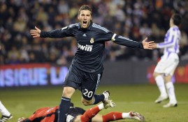 电子竞技-字母哥回归赛场，回归赛场首场状态亮眼，塞尔维亚队观众沸腾！